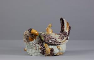 Veneto, XVII Secolo, Zuppiera a forma di gallina con pulcino in maiolica policroma